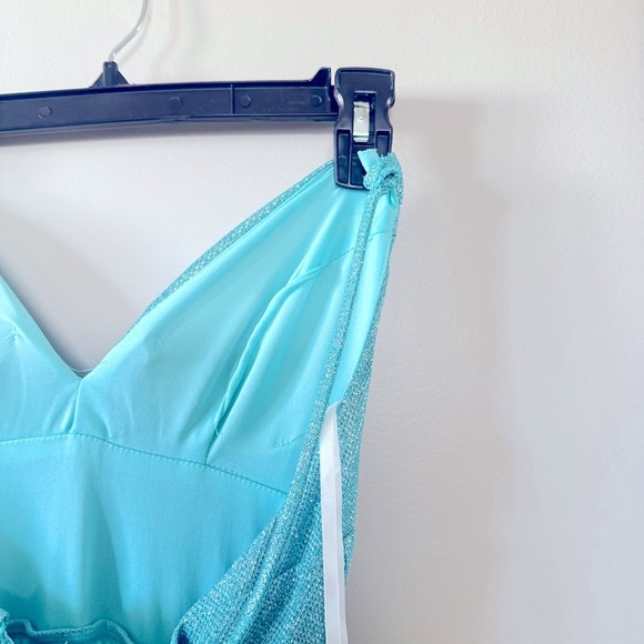 B DARLIN Juniors' High-Slit Glitter Long Gown Seafoam Silver NWD 1/2 - Picture 10 of 10